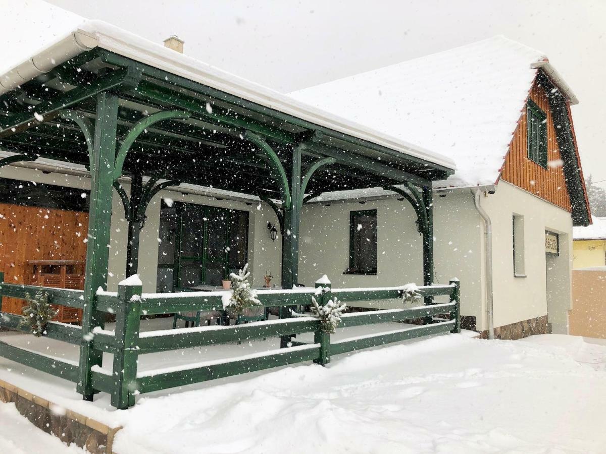 Sasfeszek Vendeghaz Zirc Exterior photo