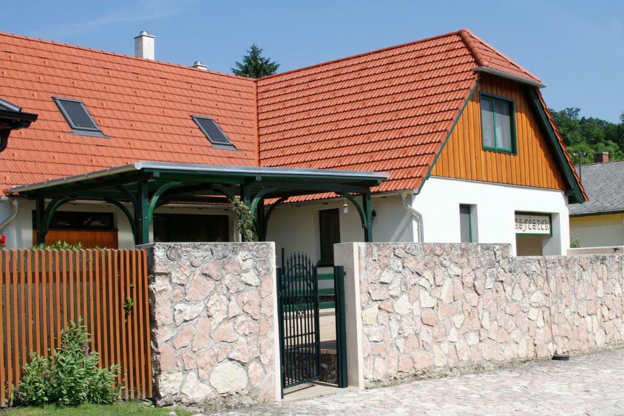 Sasfeszek Vendeghaz Zirc Exterior photo