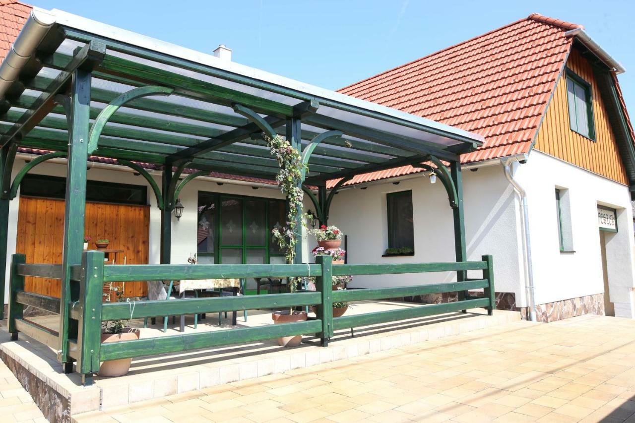Sasfeszek Vendeghaz Zirc Exterior photo