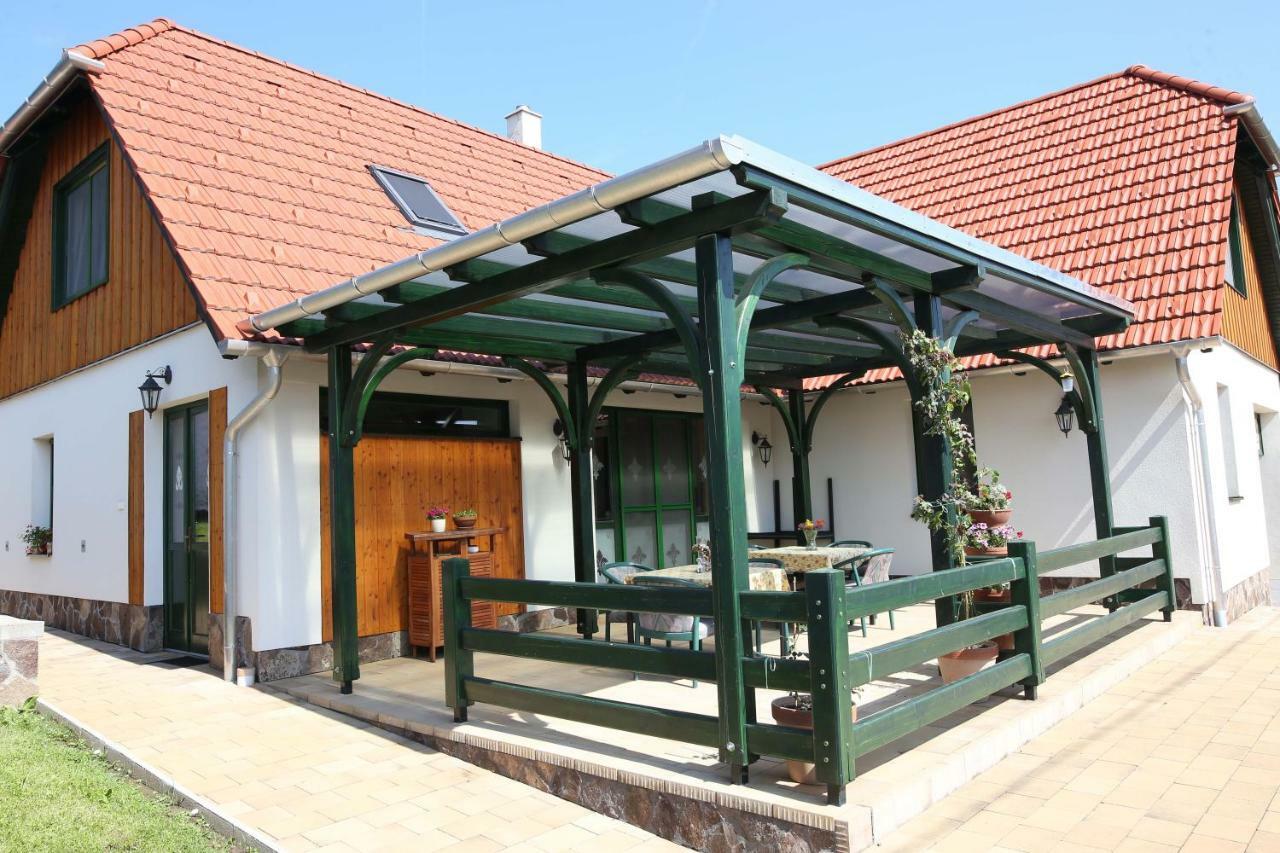 Sasfeszek Vendeghaz Zirc Exterior photo